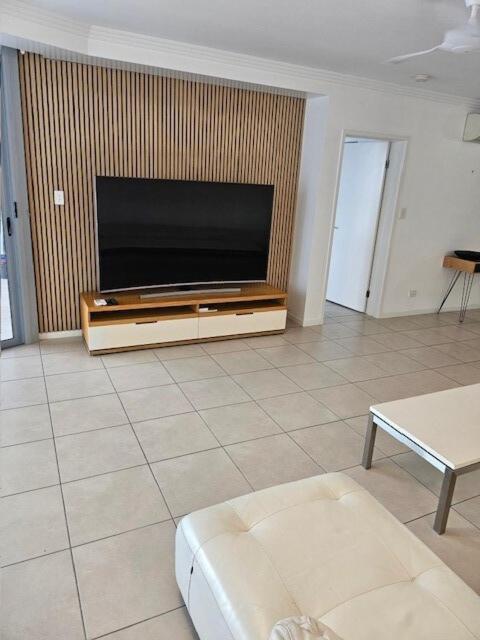 Ocean View 3-bedroom On The Esplanade Apartment Cairns