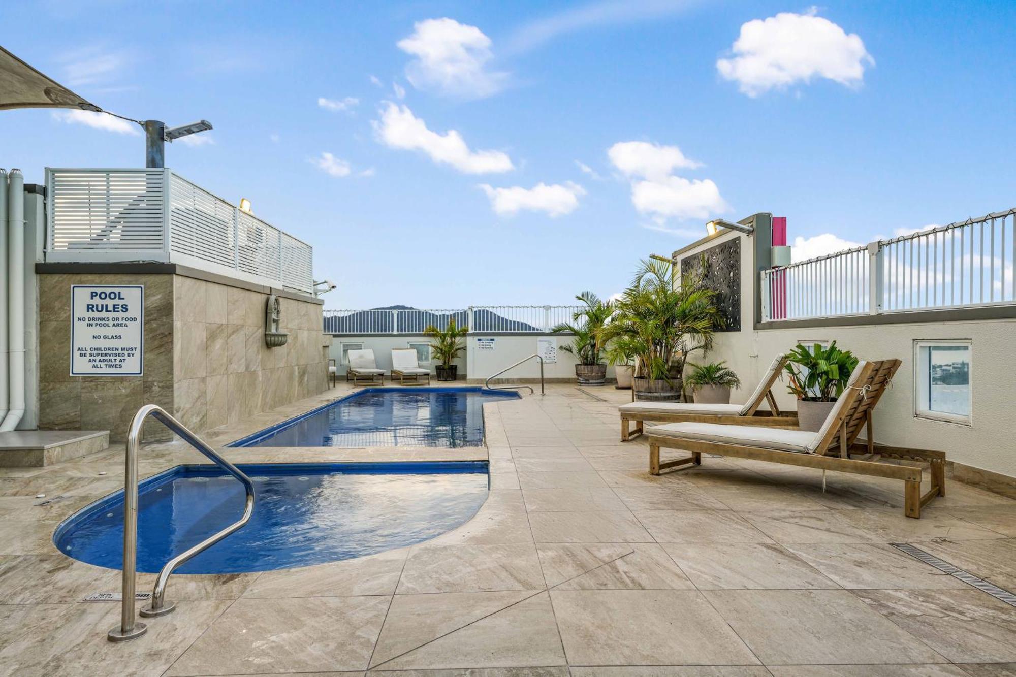Inner Gem - Stunning Views Apartment Cairns
