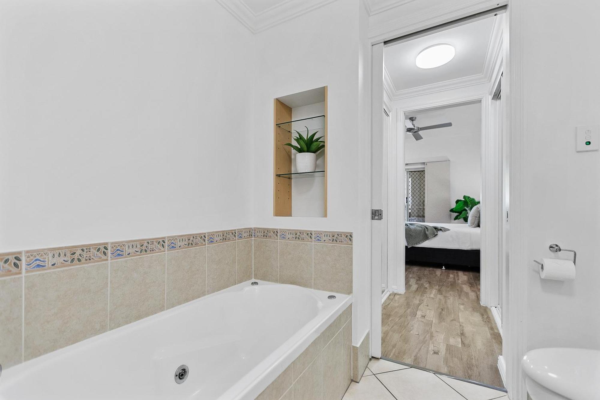 Cozy 3-bedroom Oasis With Pool Access In Apartment