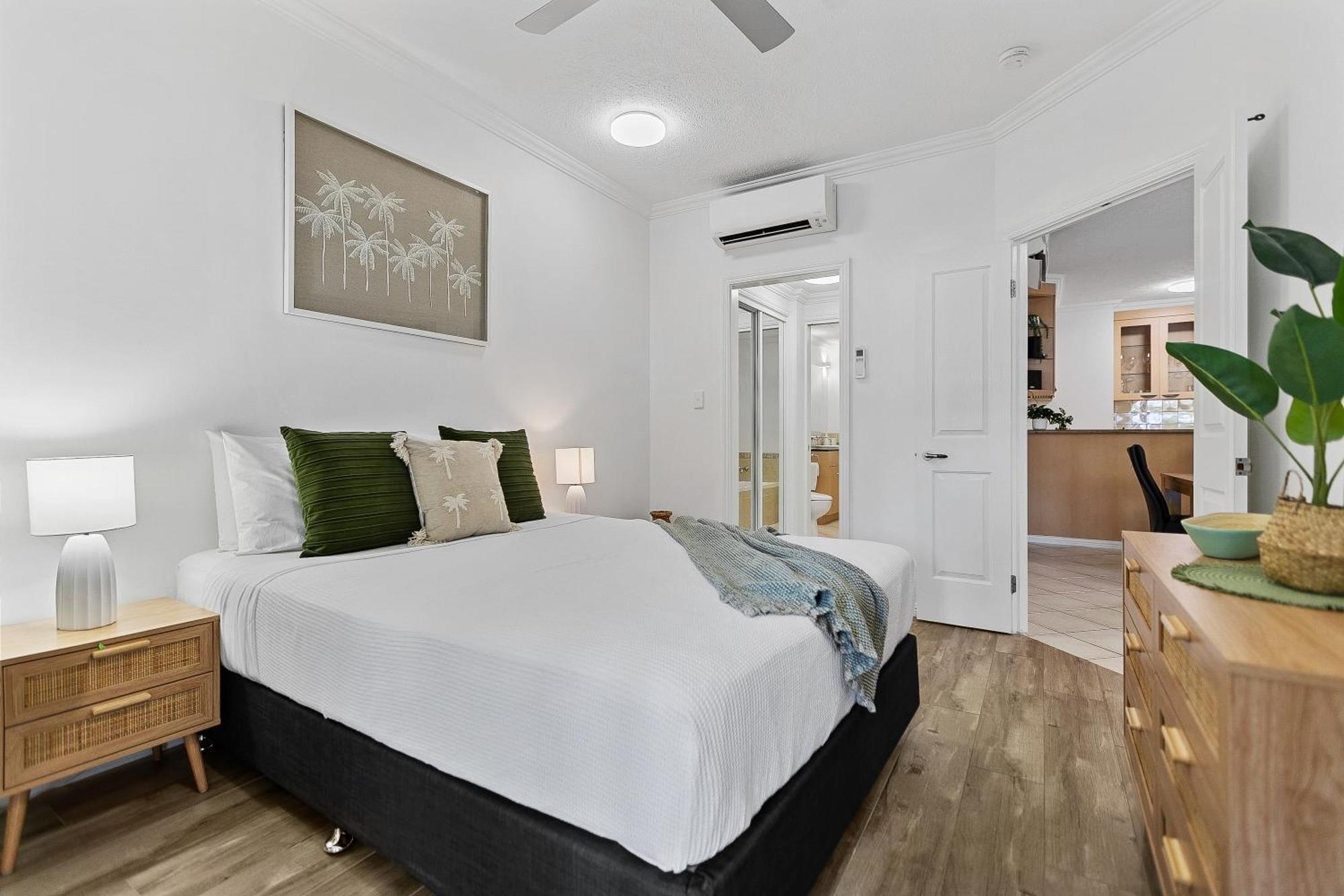 Apartment Cozy 3-bedroom Oasis With Pool Access In