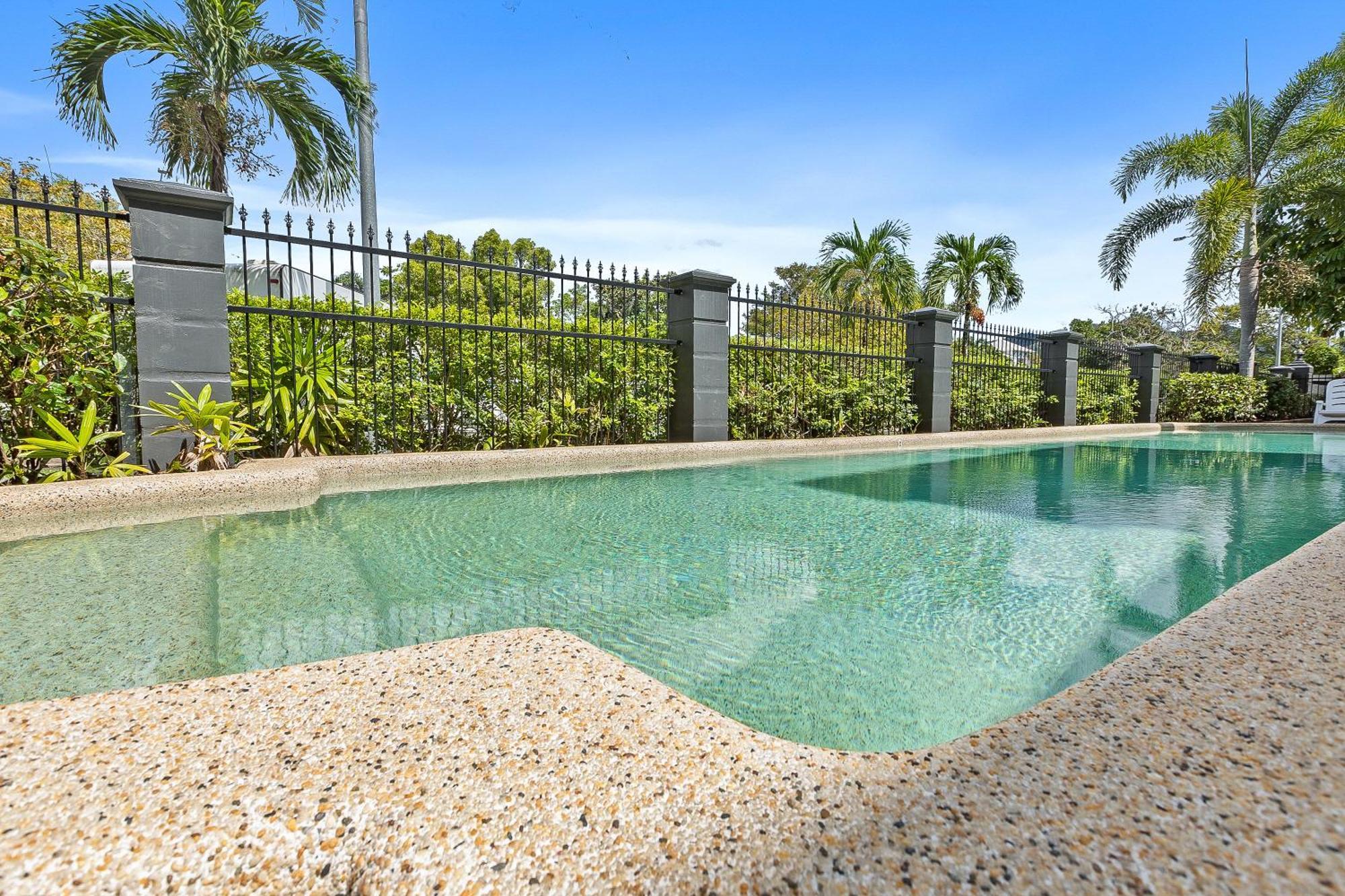Cozy 3-bedroom Oasis With Pool Access In