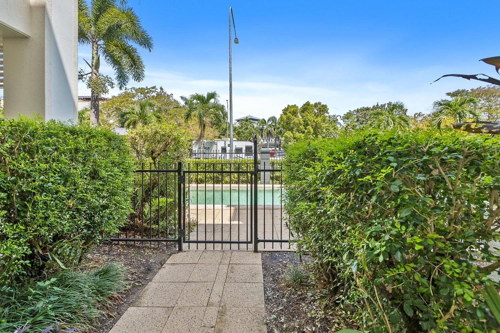 Cozy 3-bedroom Oasis With Pool Access In Apartment