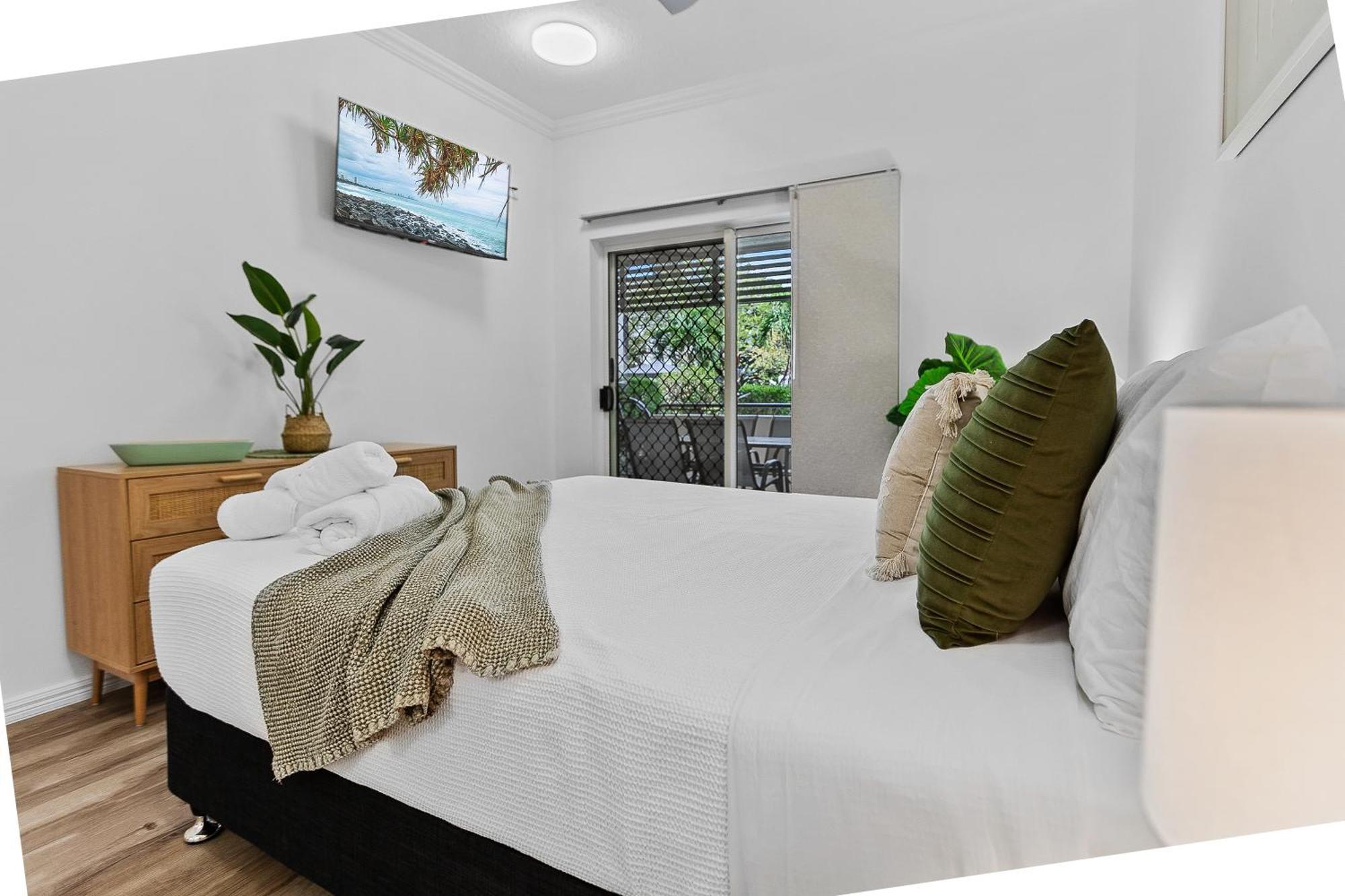 Cozy 3-bedroom Oasis With Pool Access In Apartment *