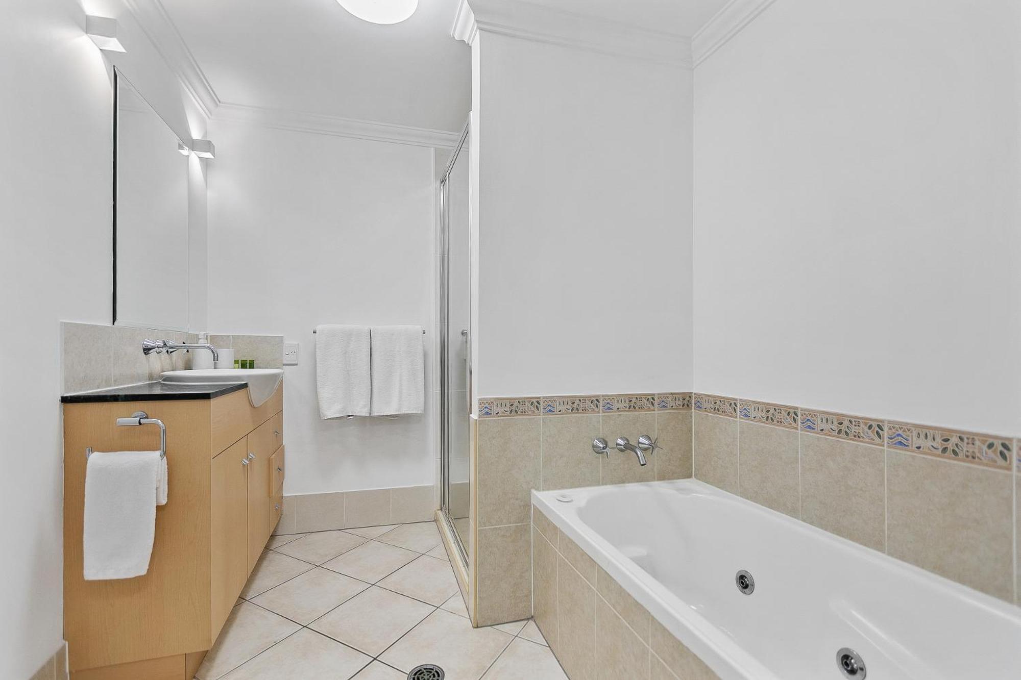 Cozy 3-bedroom Oasis With Pool Access In Cairns
