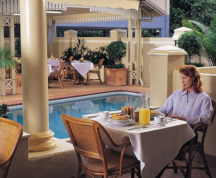 Motel Queens Court 3*