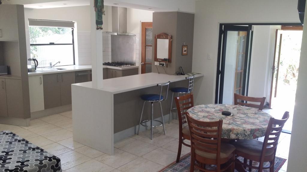 Stratford Tropical Apartment *
