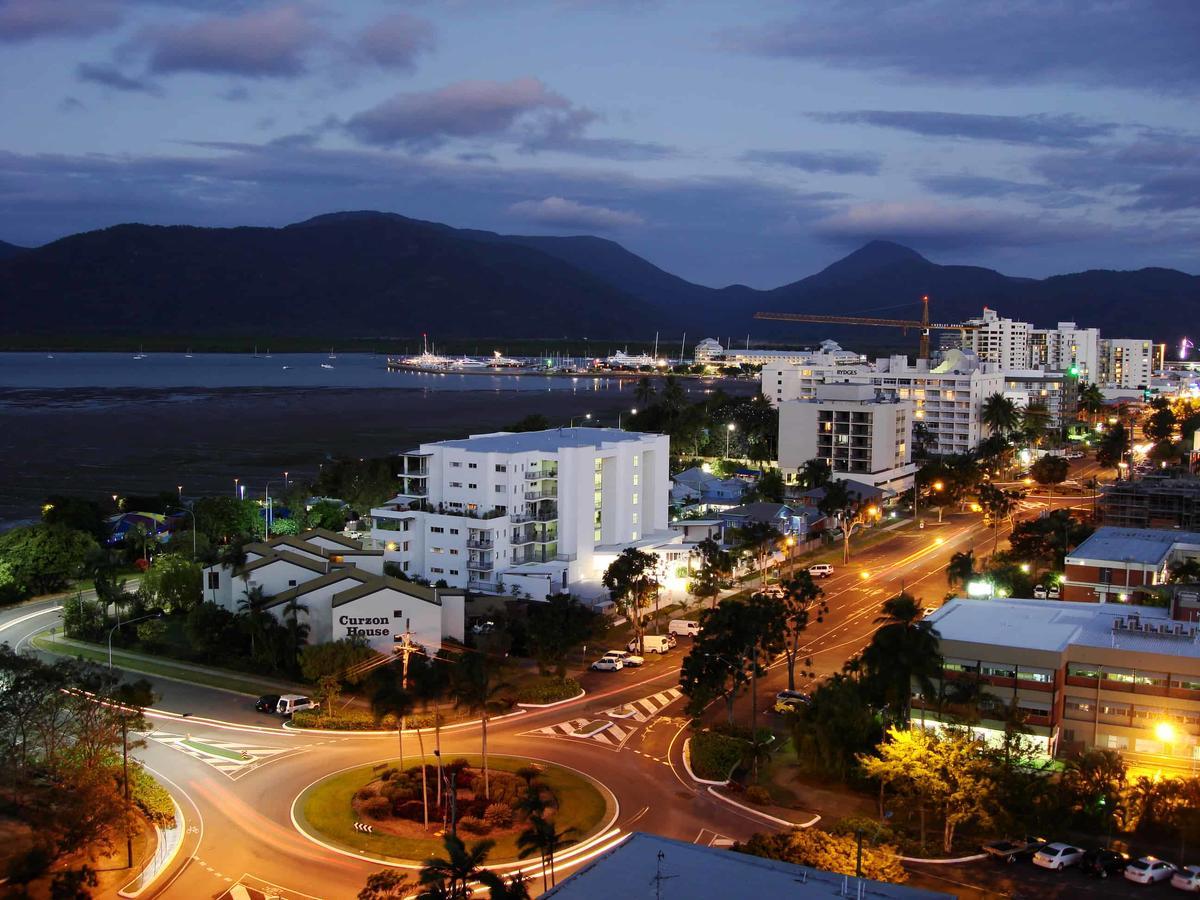 Lake Central Cairns Hotel 3*