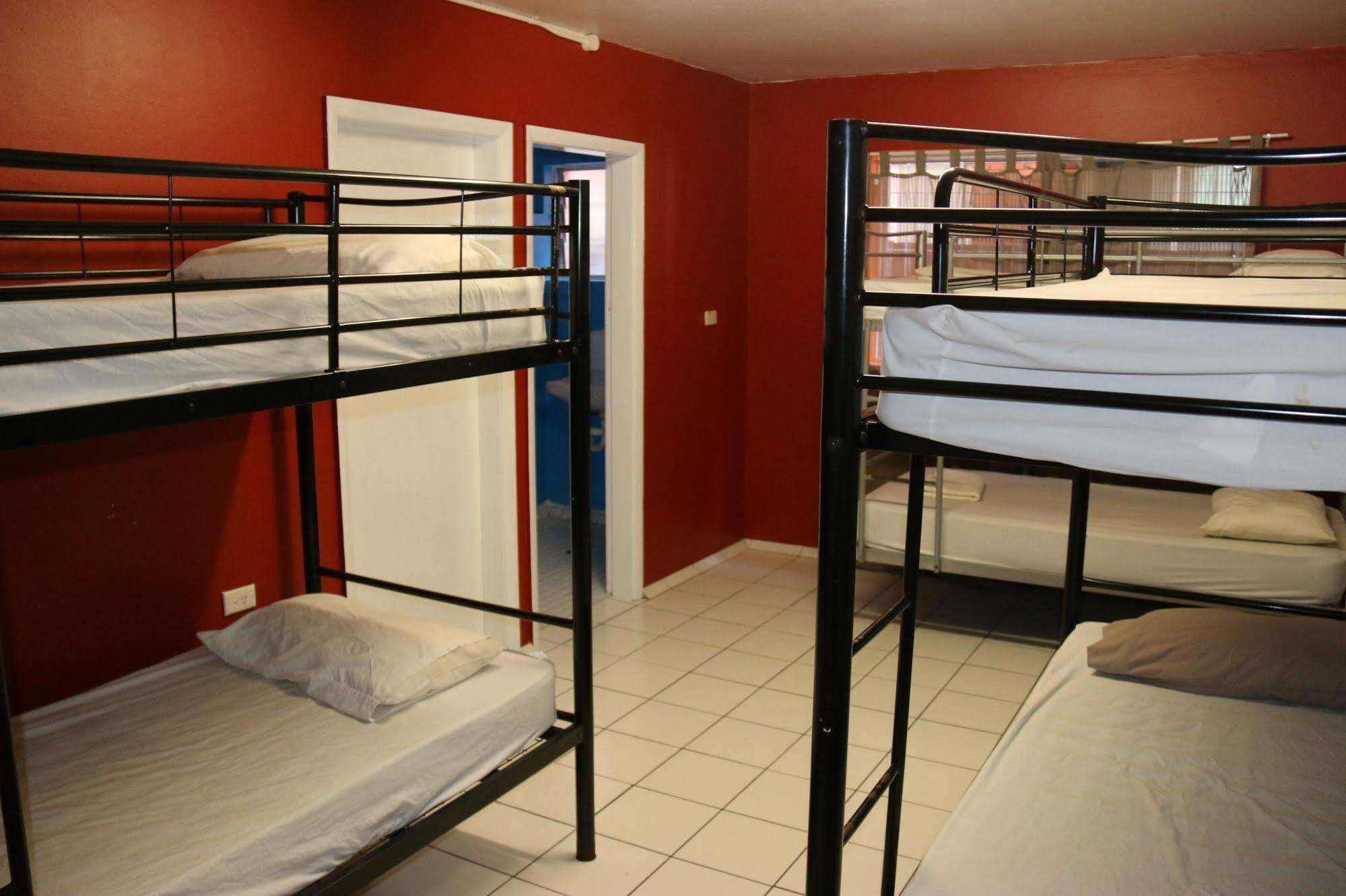 Waterfront Backpackers Hostel *