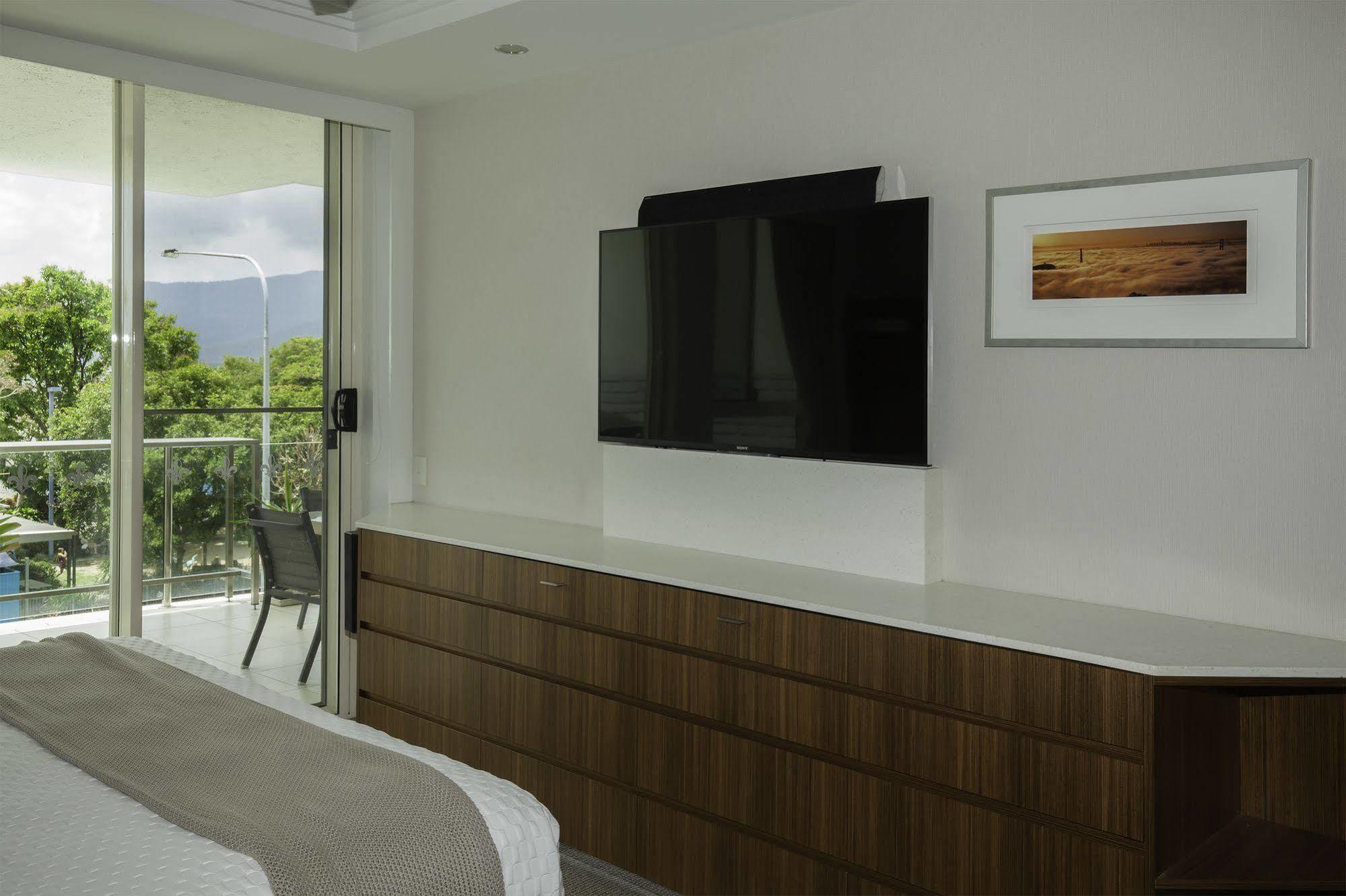 Waters Edge Aparthotel