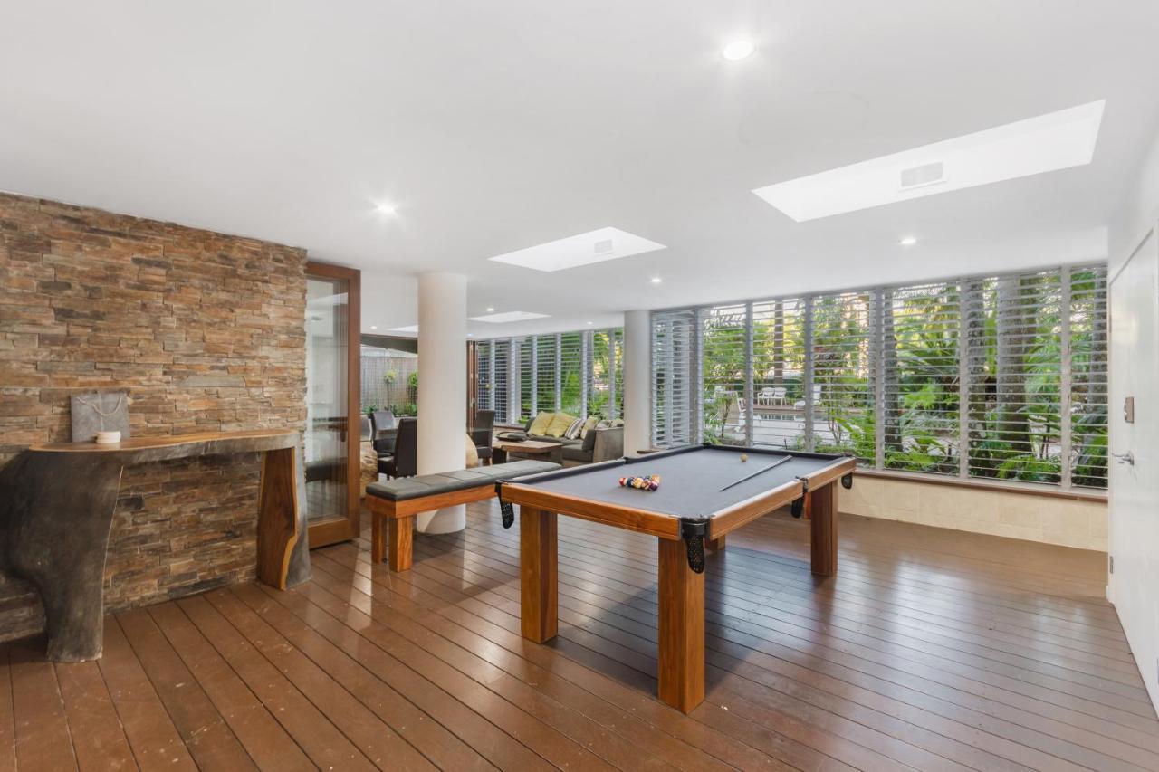 Luxury Pool Side In Beachfront Apartment Cairns