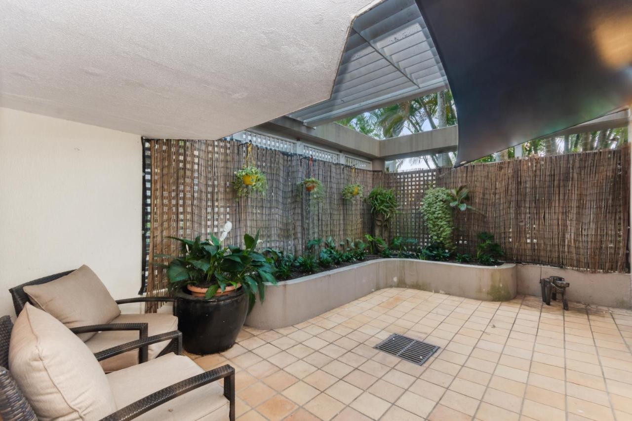 Apartment Luxury Pool Side In Beachfront Cairns