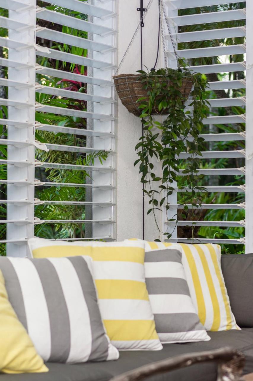 Luxury Pool Side In Beachfront Cairns