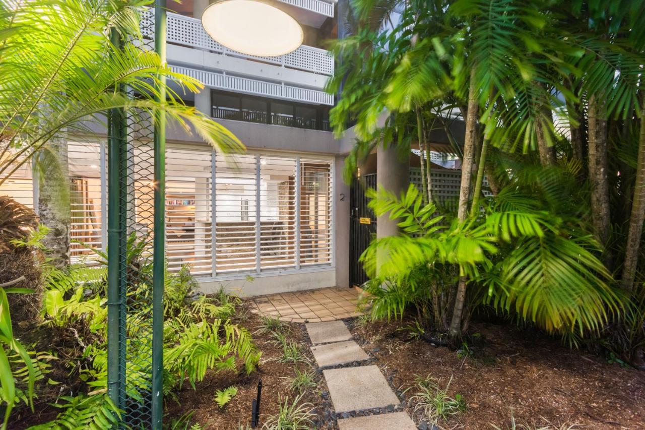 Luxury Pool Side In Beachfront Cairns
