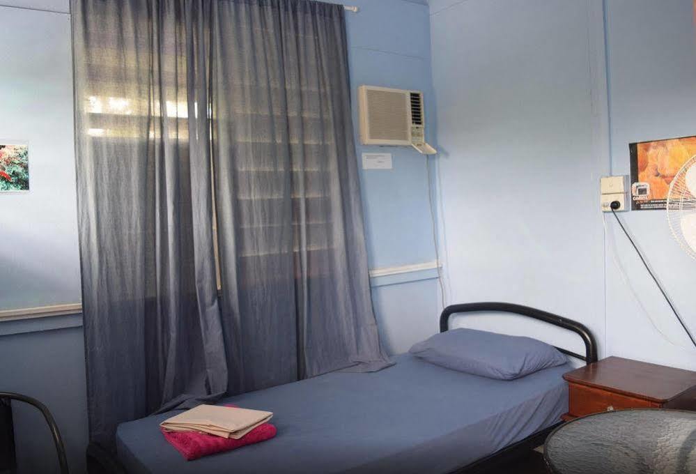 Travellers Paradise Hostel *