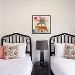 Tropicana Bungalow - Retro Getaway