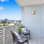 Marina View Queen Bed Studio Apartment Pool & Gym