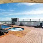 Coastal Chic In Heart Of Cairns With Rooftop Pool