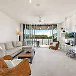 Cairns Coastal Charmer - Your Waterfront Sanctuary