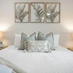 \'Serenity At The Edge\' A Private Poolside Apartment