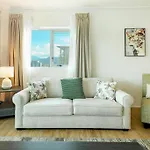 Cairns City & Ocean View, 1 Bedroom Sleeps 4 Spacious Apt