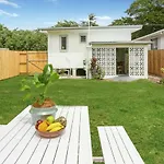 Tropicana Bungalow - Retro Getaway