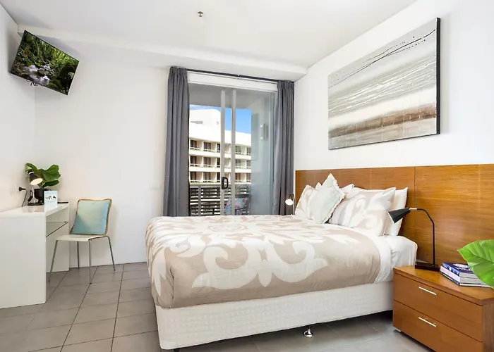 Marina View Queen Bed Studio Apartment Pool & Gym