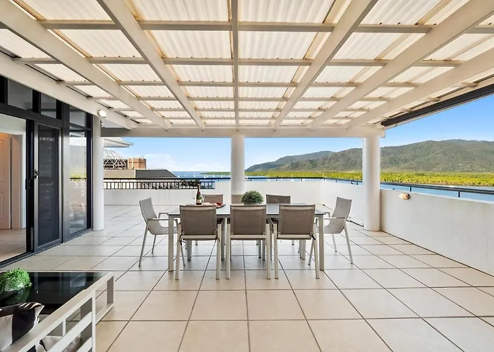 Luxury Oceanview Penthouse Cairns City