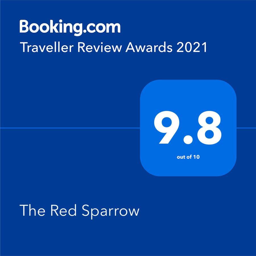 The Red Sparrow Acomodação com café da manhã  5*