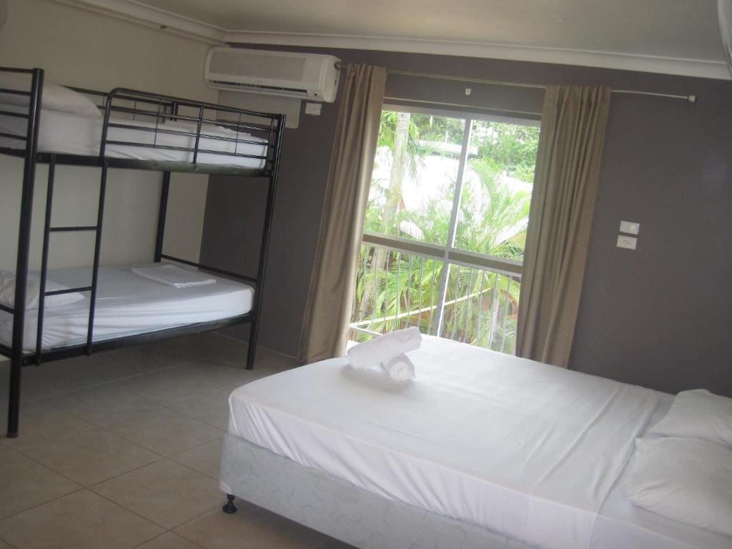 Hotel Work And Play Backpackers