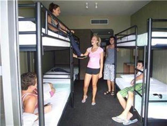 Hotel Work And Play Backpackers Cairns