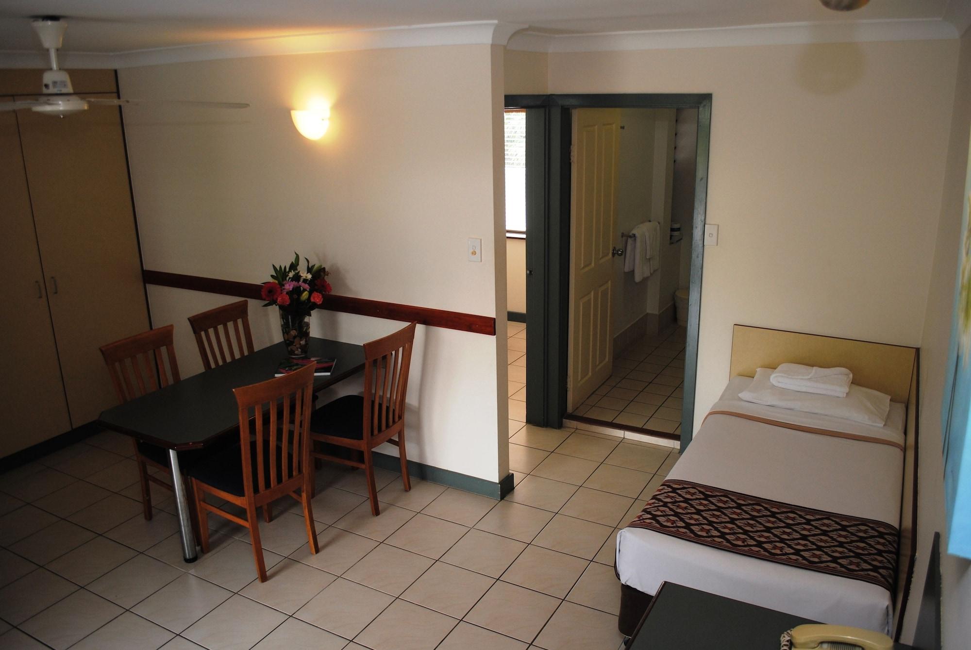 Bay Village Tropical Retreat & 3* Cairns