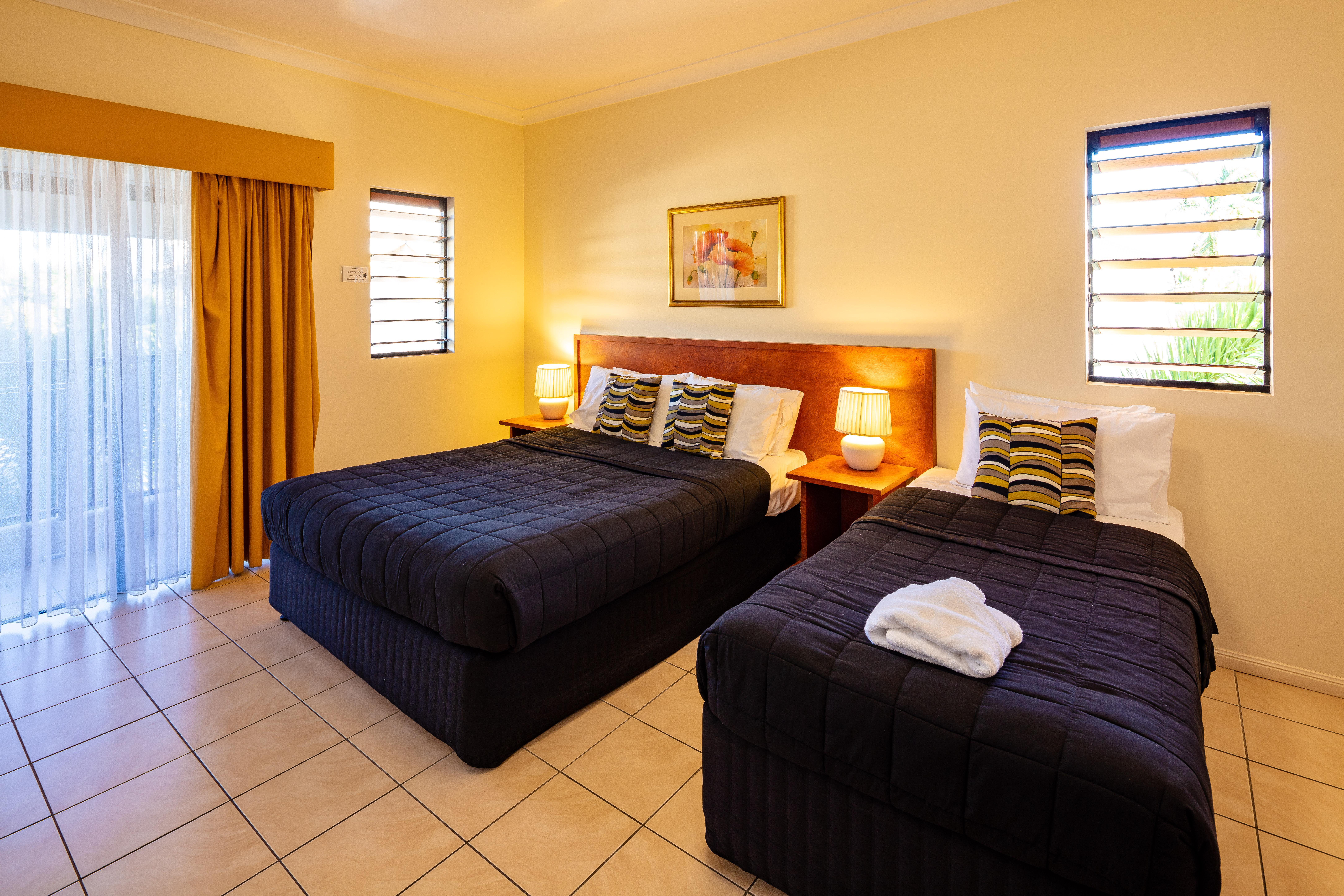 Queens Court 3*