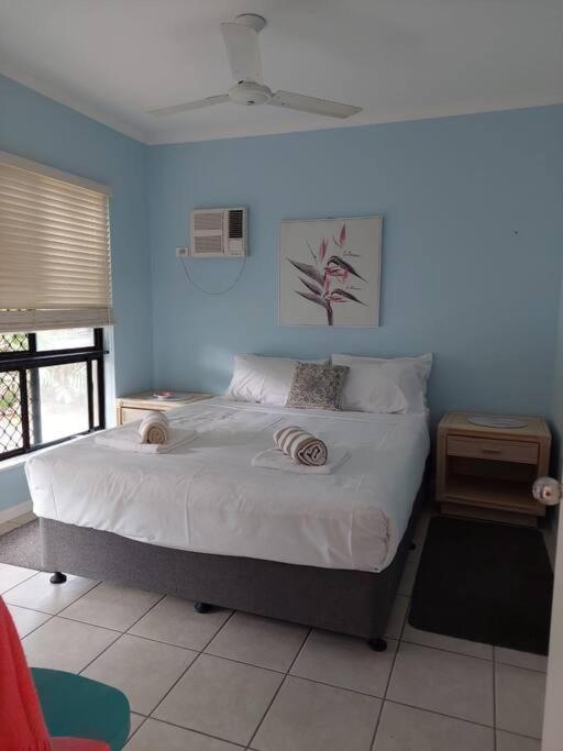 Apartment Centre, Tropical Home, Minutes Walk To Shops. Cairns