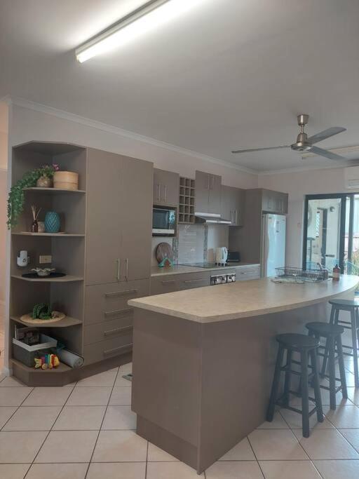 Centre, Tropical Home, Minutes Walk To Shops. Apartment Cairns