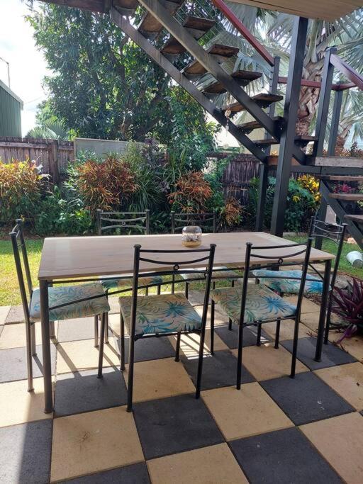 Apartment Centre, Tropical Home, Minutes Walk To Shops. *