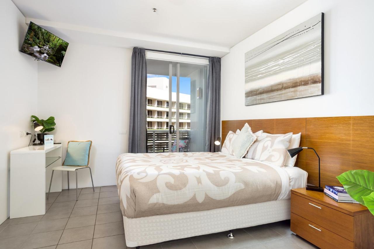 Marina View Queen Bed Pool & Gym Apartment Cairns