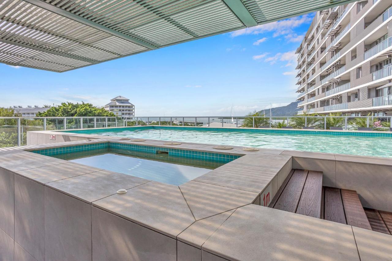 Marina View Queen Bed Pool & Gym Cairns