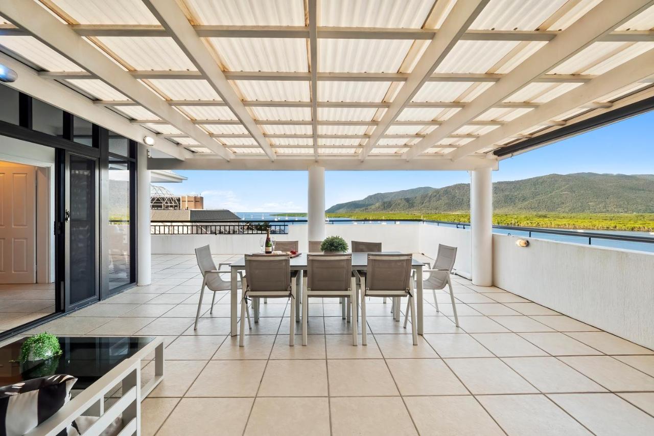 Luxury Oceanview Penthouse Apartment *