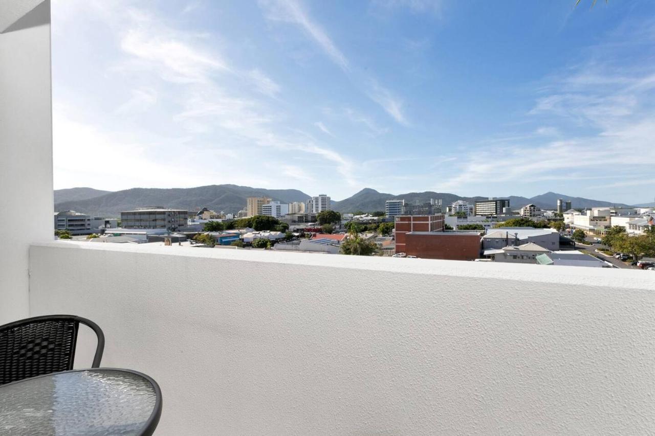 Coastal Chic In Heart Of With Rooftop Pool Apartment