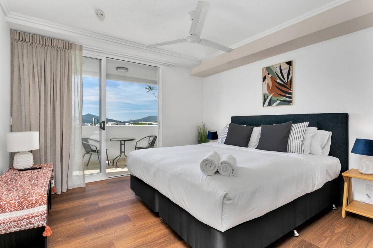 Coastal Chic In Heart Of With Rooftop Pool Apartment Cairns