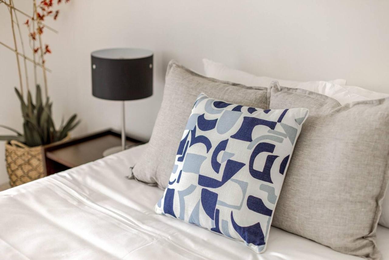 Apartment Coastal Charmer - Your Waterfront Sanctuary Cairns