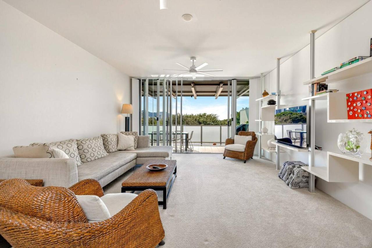 Coastal Charmer - Your Waterfront Sanctuary Apartment Cairns