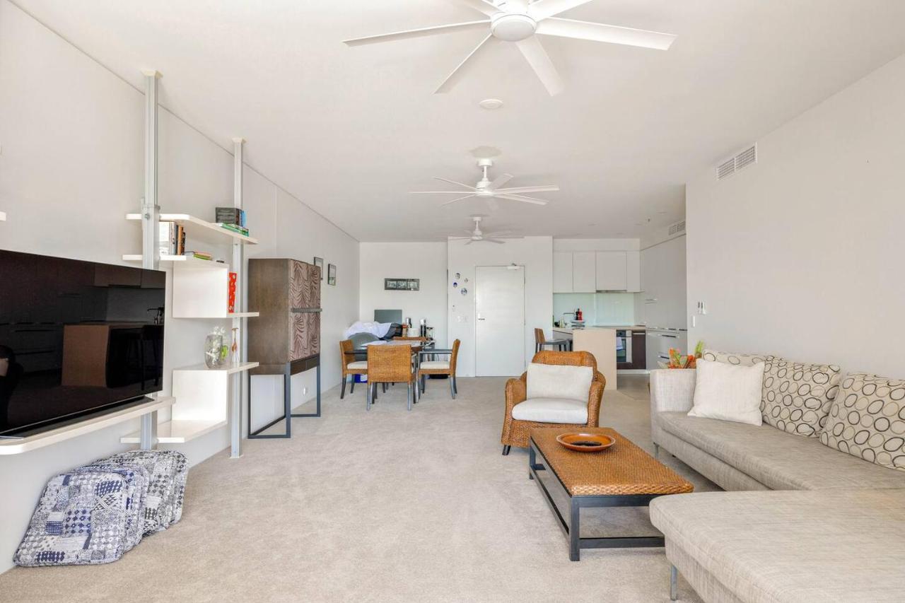 Apartment Coastal Charmer - Your Waterfront Sanctuary Cairns