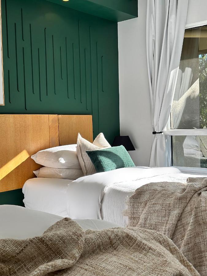 Luxury 2 Bedroom Apartment, Treetop Views, With 4 Swimming Pools Apartment Cairns