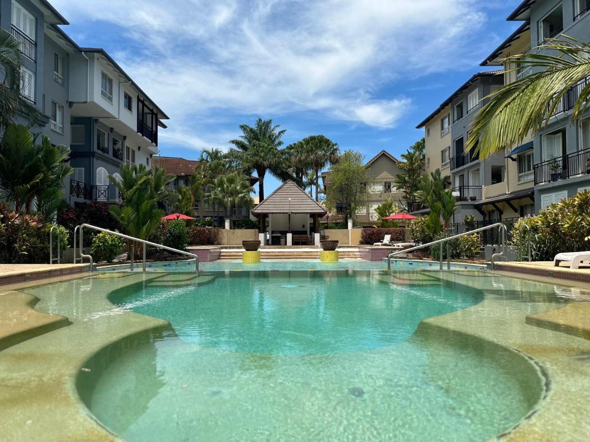 Luxury 2 Bedroom Apartment, Treetop Views, With 4 Swimming Pools Cairns