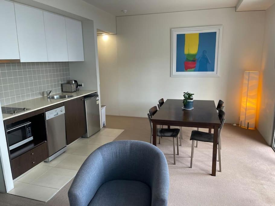 Stunning Water View - Pool, Gym, Sauna. * Cairns