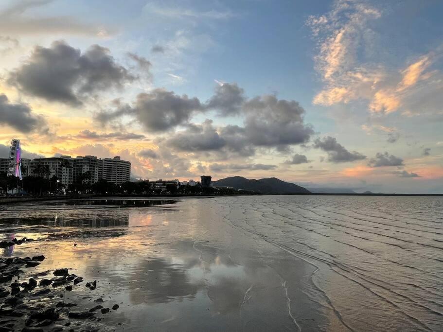 Stunning Water View - Pool, Gym, Sauna. Cairns