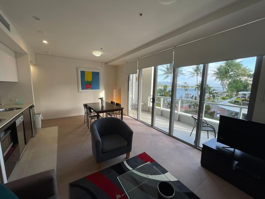 Apartment Stunning Water View - Pool, Gym, Sauna. *