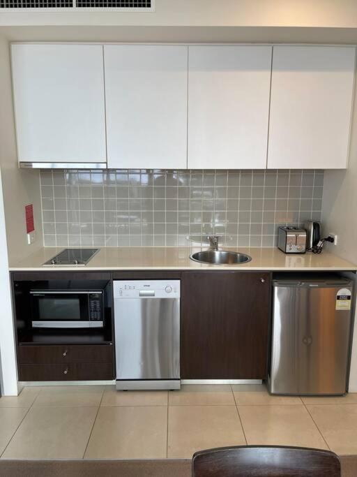 Stunning Water View - Pool, Gym, Sauna. Cairns