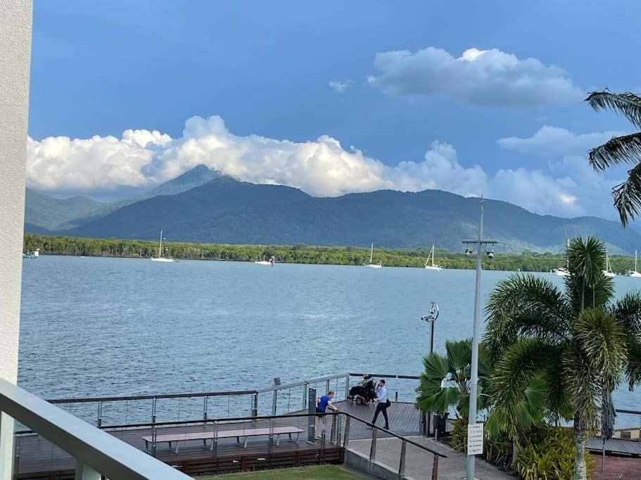 Stunning Water View - Pool, Gym, Sauna. * Cairns